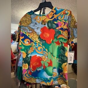 NWT Caviar Women's Vibrant Floral Short Sleeve Top. Size Medium.